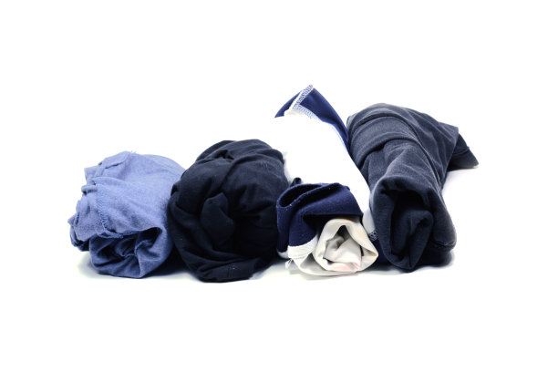 颜色衣服堆叠在白色背景孤立图片下载