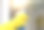 清洁女工在擦窗户。图片下载