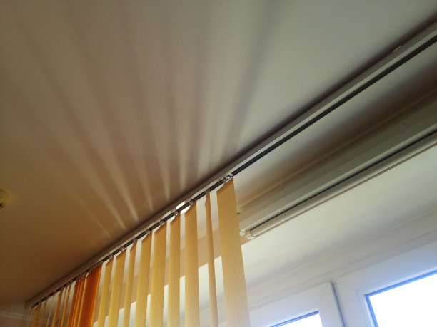 天花板上百叶窗上的抽象阴影图片下载