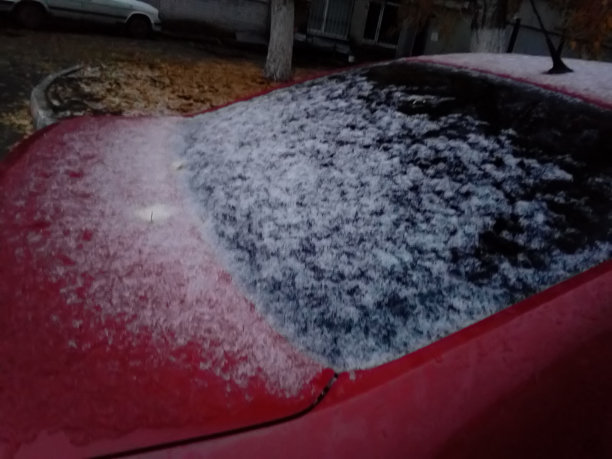 雪花落在汽车玻璃上。第一场雪落下图片下载
