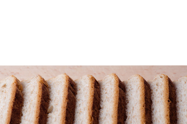 在木板上切面包图片下载