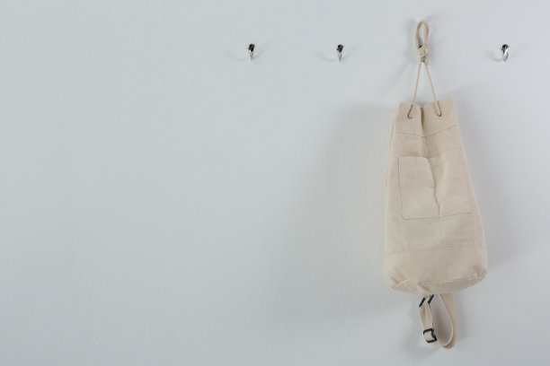 挂在钩上的袋子图片下载