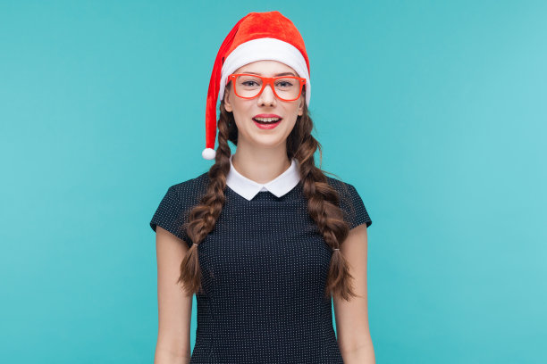 梳着辫子微笑着看着相机的可爱女商人图片下载