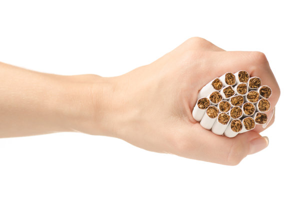 女人手里拿着一支香烟图片下载