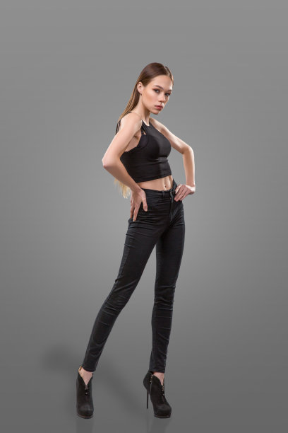 非常瘦的年轻女子在灰色的背景下被孤立。厌食症图片下载