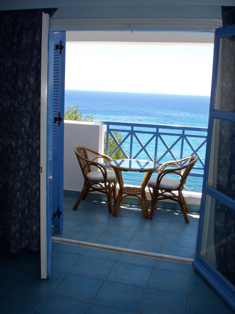 希腊，科斯岛，从酒店房间窗户可以看到海景图片下载