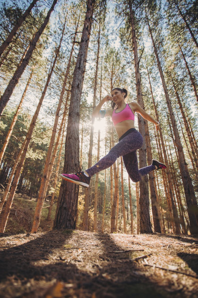 一个女人在森林里跳图片下载