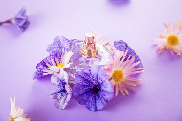 带花的香水图片下载