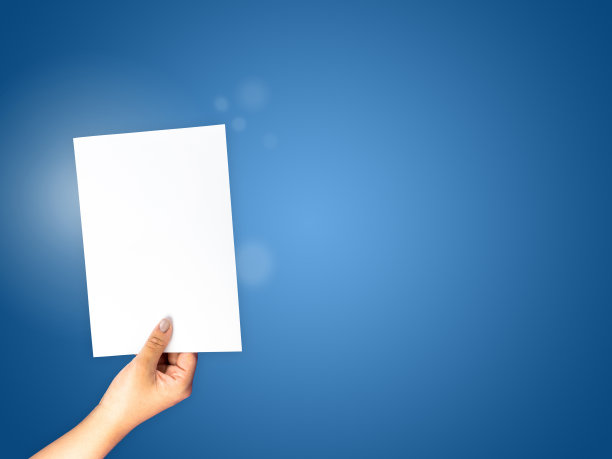 纸张握在蓝色渐变背景上，商业背景图片下载