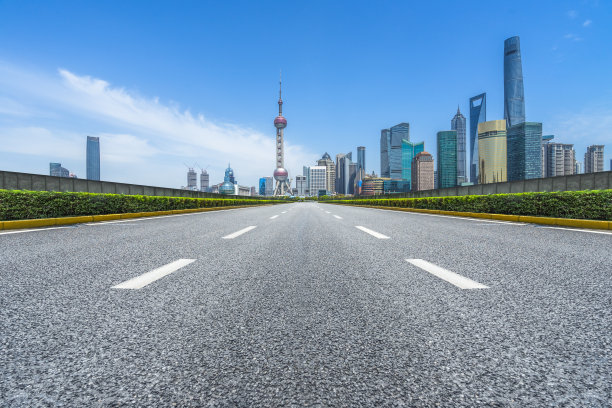 以城市天际线为背景的干净沥青路图片下载