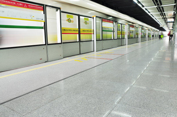 有方向的空地铁站台图片下载