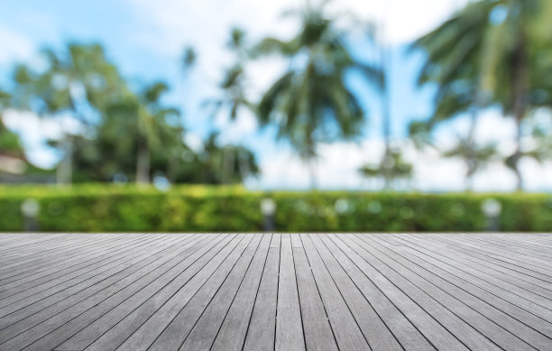 木制步道与热带花园抽象背景图片下载