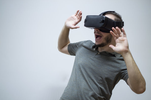 佩戴VR头盔的男子图片下载