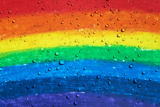 有水珠滴在彩虹与蜡笔。图片下载