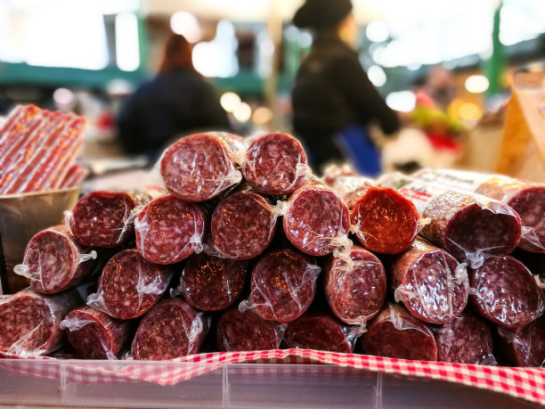 食品市场上的一堆熏香肠肉香肠素材图片