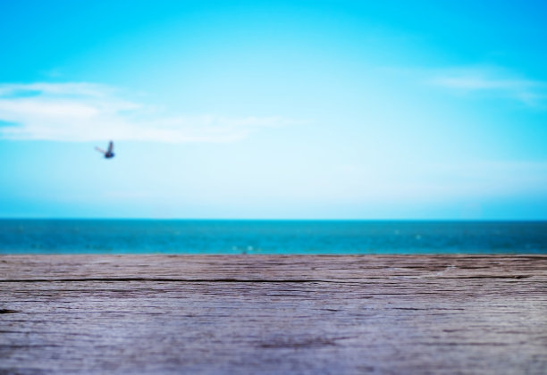 空木桌，和清澈美丽的海滩和天空图片下载
