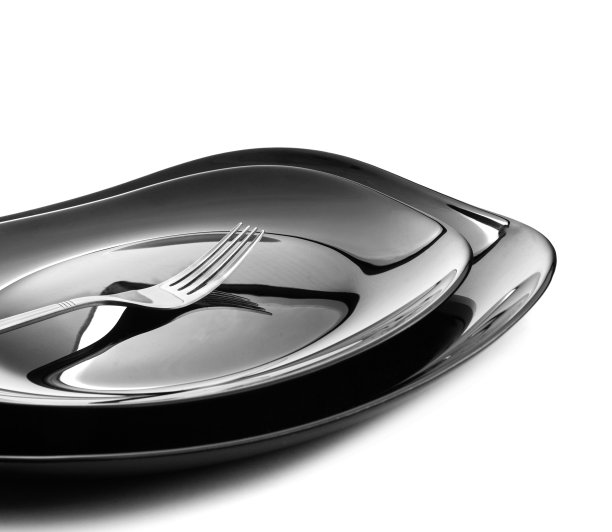 叉放在两个盘子上图片下载