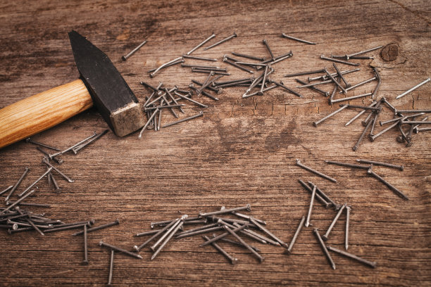 金属木板上的锤子和钉子图片下载
