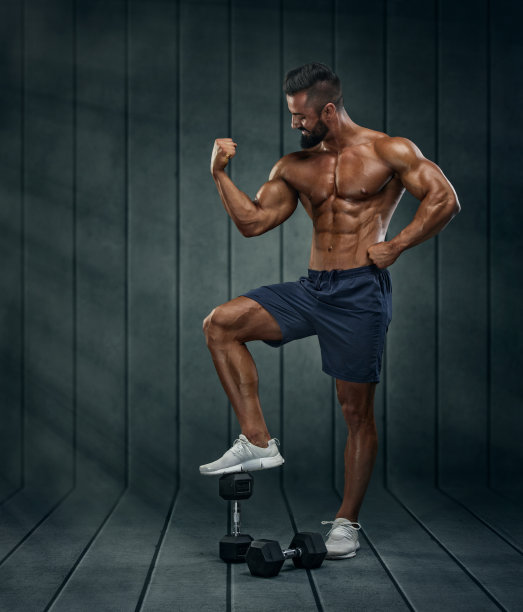 健康，肌肉发达的男人用重量锻炼图片下载