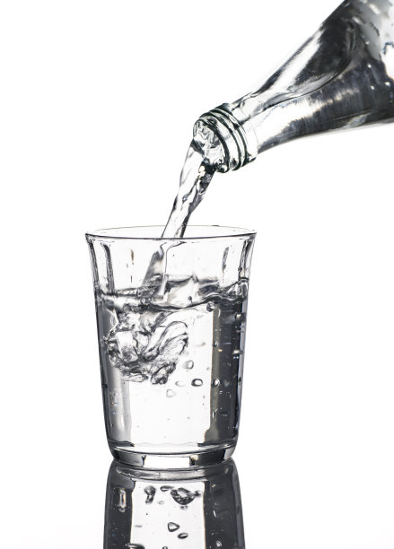 水倒入玻璃图片下载