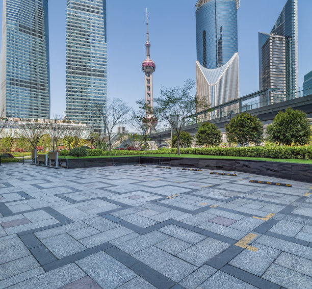 空砖地板与城市天际线背景在上海图片下载