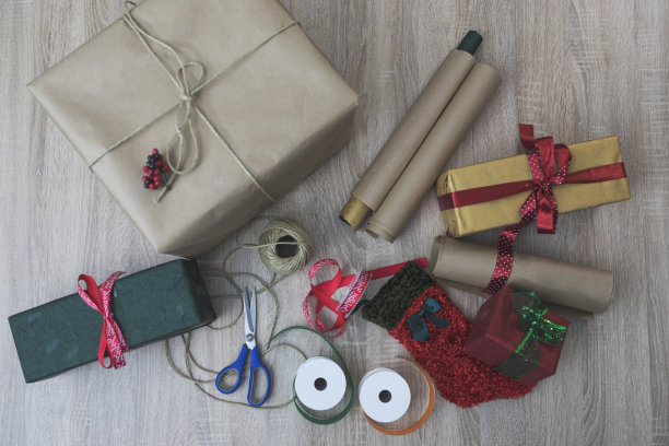 圣诞礼盒上的木框架背景素材图片