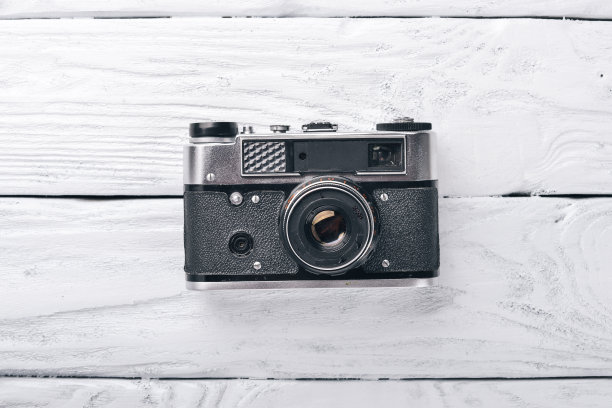 相机的复古。在木制的表面上。前视图。为你的文本留出空间。图片下载
