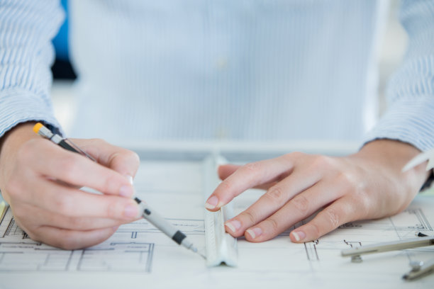 女建筑师仔细地绘制蓝图图片下载