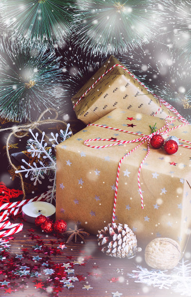 圣诞节日礼盒装饰的节日桌子与松果冷杉枝图片下载