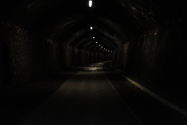 黑暗的火车隧道人行道图片下载