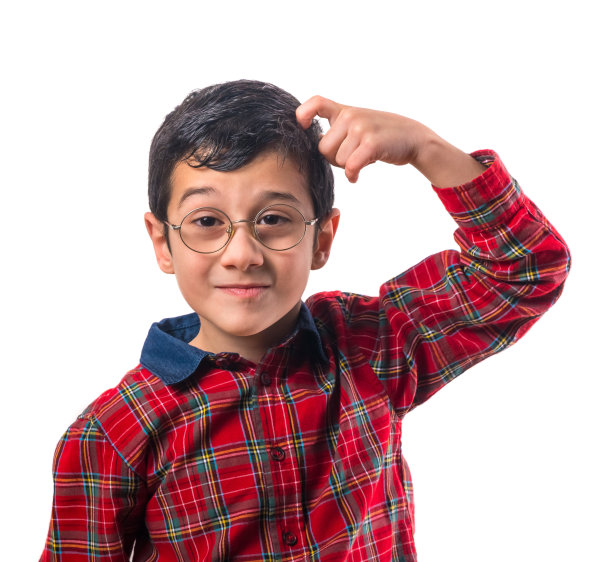 戴眼镜的小男孩挠挠头图片下载