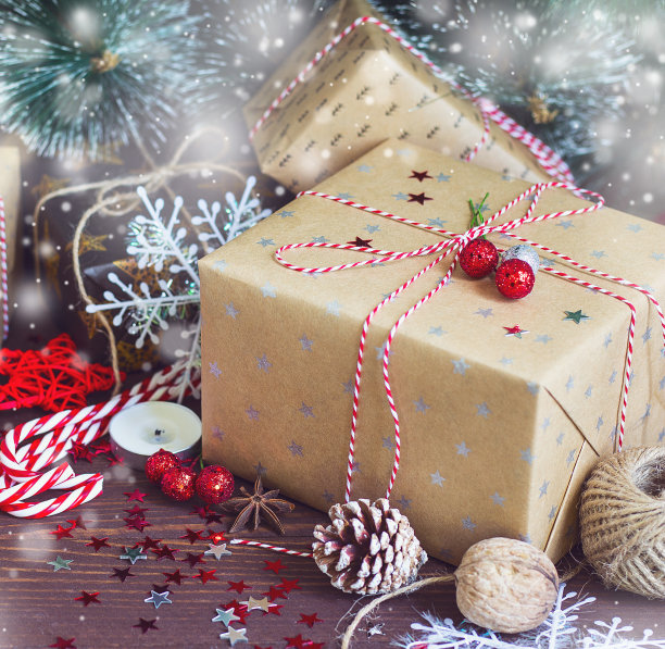 圣诞节日礼盒上装饰的雪花节日桌子与松果冷杉枝图片下载