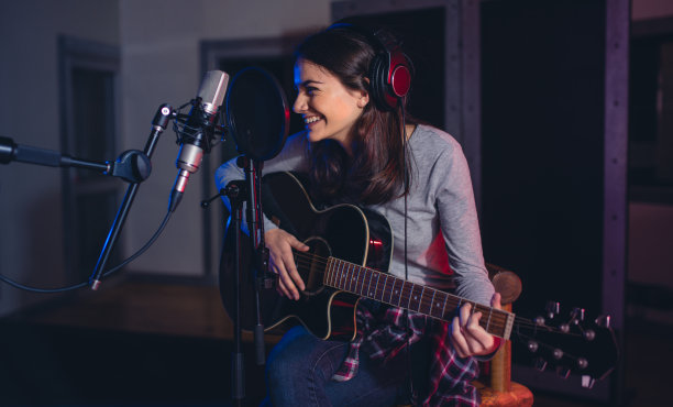 专业音乐人在录音棚录音图片下载