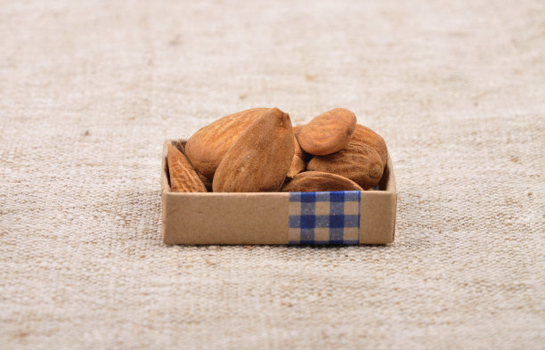 杏仁在亚麻布上图片下载