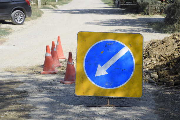 有绕行标志。在路上加油。修复工作。图片下载