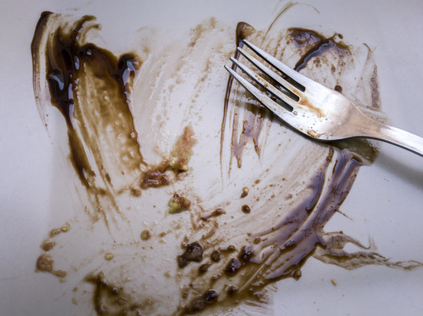 在餐馆打工的原因。盘子里的甜点图片下载