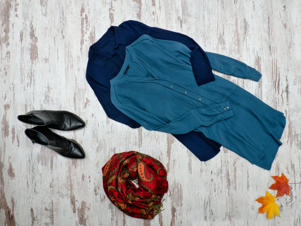 碧绿上衣，围巾，女鞋，枫叶。时尚的概念。图片下载