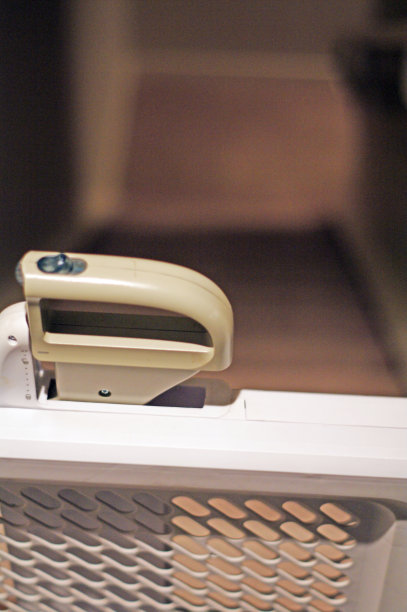 带地毯楼梯的婴儿门把手可以看到地下室图片下载