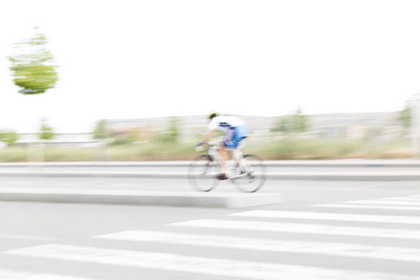 一个模糊的骑自行车的人的形象图片下载