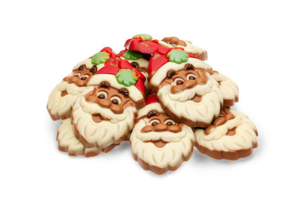 白色背景下的巧克力圣诞老人。图片下载