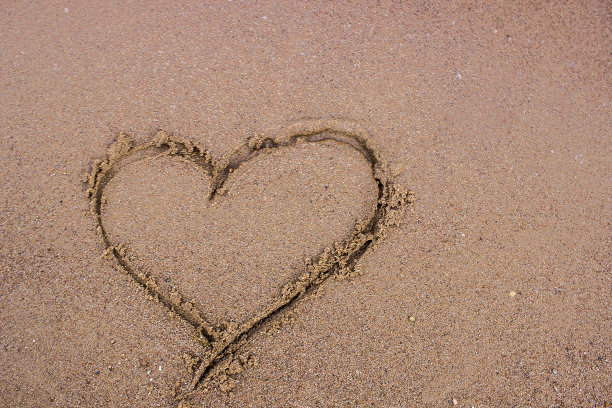 心是画在沙子上的。情人节。在海上休息。图片下载
