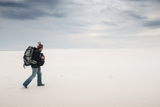 旅行者，戴着滑稽的帽子，背着大背包图片下载