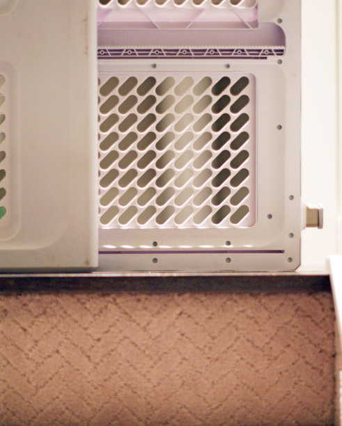 从带地毯楼梯的地下室看婴儿大门图片下载