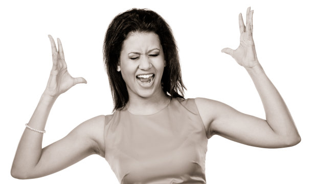 愤怒的混血妇女尖叫着。图片下载