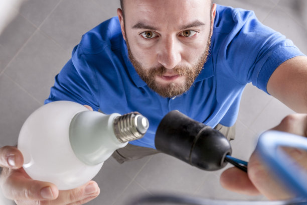 电工在工作图片下载