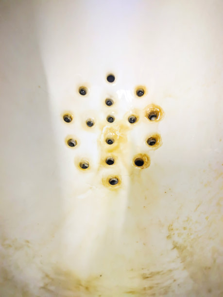 公共厕所瓷砖墙上的肮脏小便池，图片下载