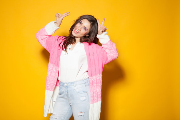 穿着彩色服装挥手的美丽女孩图片下载