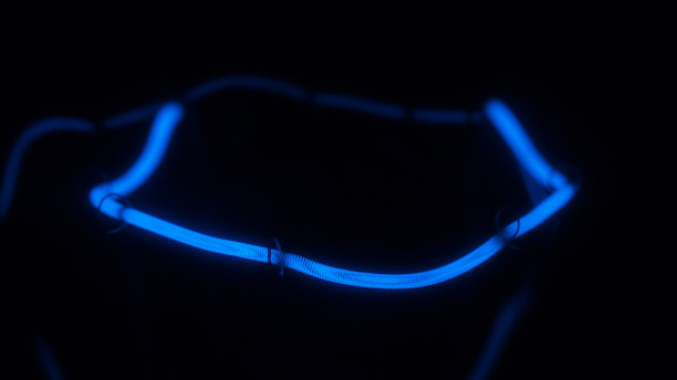 一个蓝色螺旋白炽灯的特写。图片下载