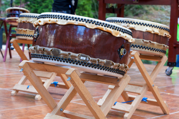 木鼓在日本花园表演舞台上图片下载