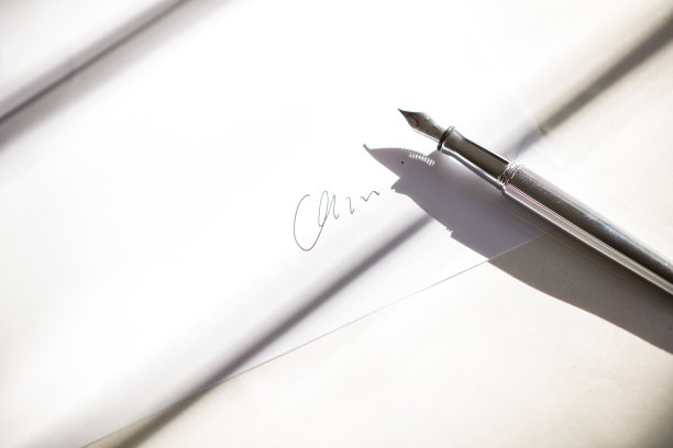 高角度视角的钢笔与文字在纸上图片下载